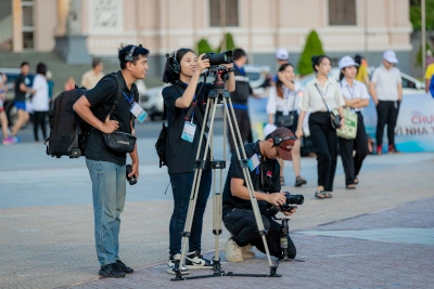 Gái bấm máy chụp